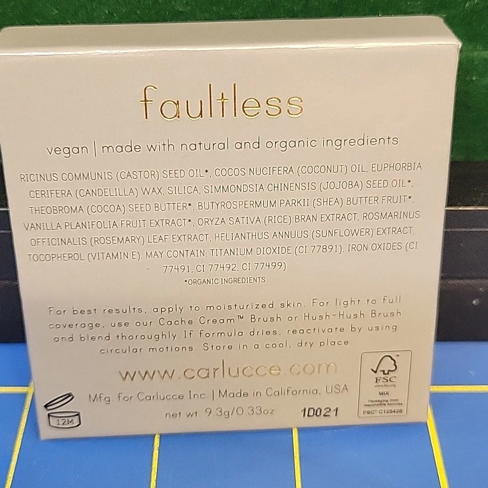Carlucce Cache Cream - Faultless - Foundation Pallette - $51 MSRP - Picture 2 of 2